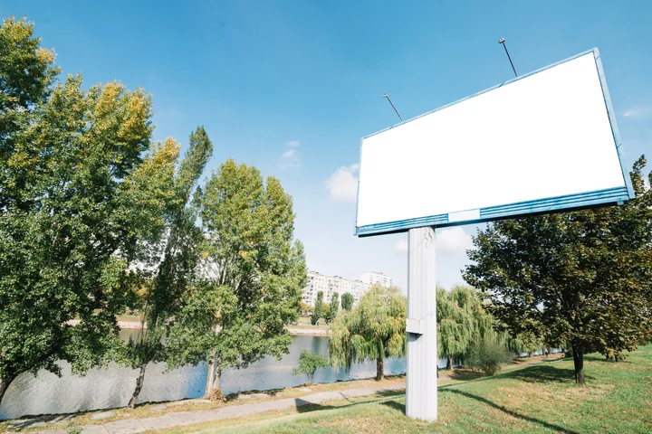 Mockup billboardu reklamowego. Czysta tablica w krajobrazie miasta