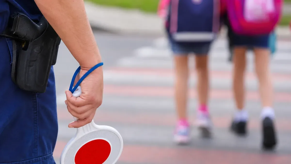 Przed ratuszem uczyli dzieci zasad bezpieczeństwa na drodze
