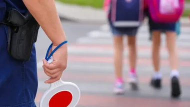 Przed ratuszem uczyli dzieci zasad bezpieczeństwa na drodze