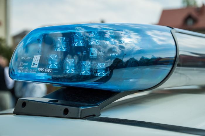 Policja Zielona Góra: Kobieta zatrzasnęła dziecko w samochodzie – na pomoc ruszył dzielnicowy