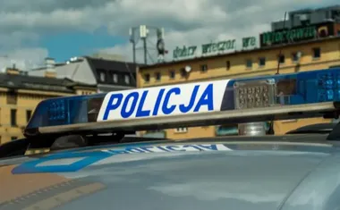 Po wolnym dniu policjant zatrzymał pijanego kierowcę - urwane lusterko