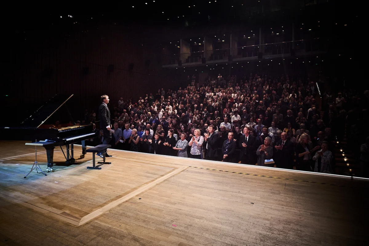 Grafika promocyjna wydarzenia Recital fortepianowy Grzegorza Niemczuka w Filharmonii Zielonogórskiej
