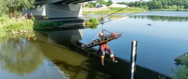 Trudna ewakuacja nad Bobrem. Ratownicy ćwiczyli na moście w Nowogrodzie Bobrzańskim