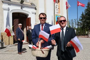 Babimost świętował 3 maja z 30-metrową flagą i pochodem pod obelisk