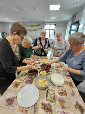 Seniorzy z Babimostu zamienili zwykły tydzień w ruch, łamigłówki i czekoladę