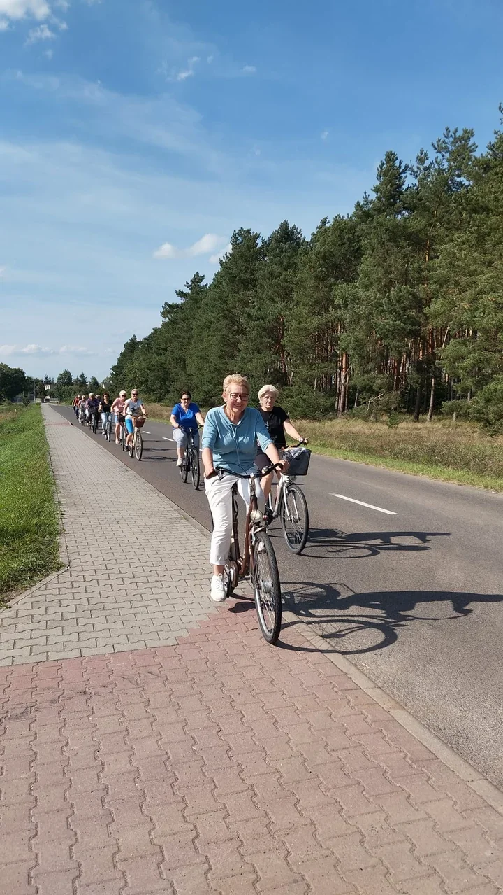 Seniorzy z Kargowej ruszyli na rowerach. Po drodze czekał długosz królewski