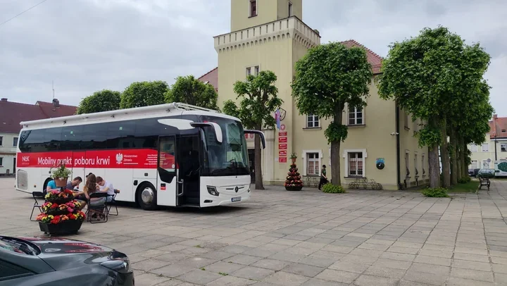 19 osób, 16 jednostek krwi i jedno małe miasto, które znowu pokazało klasę
