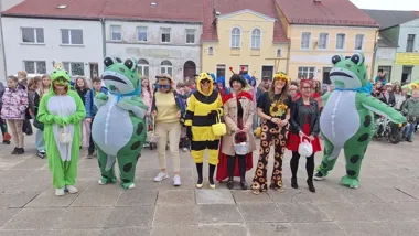 Kargowska Marzanna poszła do basenu, a rynek wypełniły wiosenne kolory