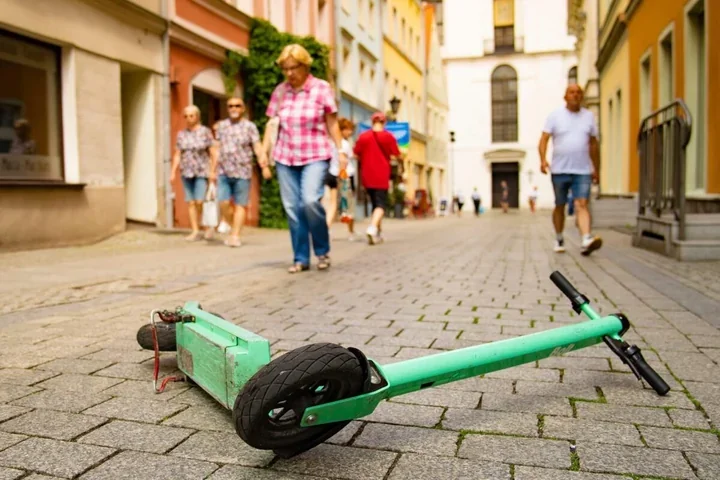 Młodsi niż 13 lat nie na ścieżki – nowe zasady jazdy na hulajnogach elektrycznych