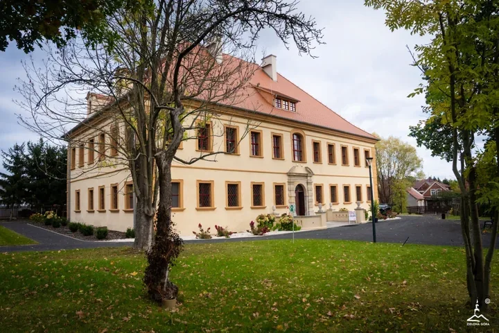 Książki w barokowym dworze. Nowa siedziba filii Biblioteki Norwida
