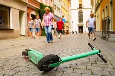 Młodsi niż 13 lat nie na ścieżki – nowe zasady jazdy na hulajnogach elektrycznych