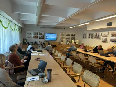 Seniorzy z Zielonej Góry oswajają sztuczną inteligencję, zanim zrobi to za nich świat