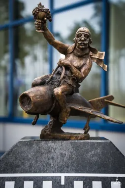 Bachusik PePeLus stanął przed terminalem – winiarska tradycja przy lotnisku