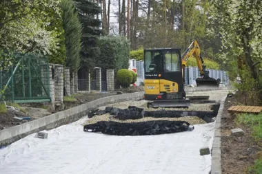 Na Bocznej w Łężycy widać już nową nawierzchnię. Kończy się przebudowa drogi