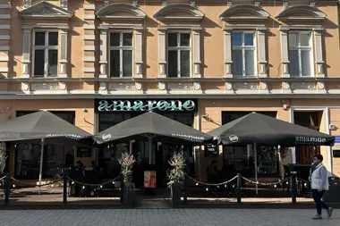 Starówka z jednolitym stylem – parasole ecru i grafit, koniec z tandetą