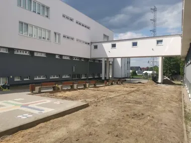 Przy "Dziesiątce" powstanie strefa relaksu. Uczniowie zyskają nowe miejsce na oddech między lekcjami