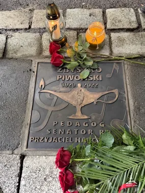 Tablica pamięci Zbyszko Piwońskiego odsłonięta przed muzeum w Zielonej Górze