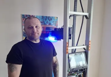 Kacper Rogalski zamienił kodowanie na obrazy drukowane prosto na ścianie