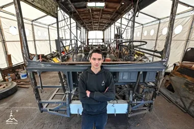 17-latek remontuje Jelcza w namiocie. Autobus wyciągnął z krzaków