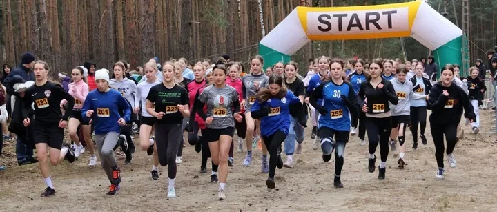 Przełajowe biegi szkolne na trasach MOSiR pokazały, kto wytrzymuje najdłuższe tempo
