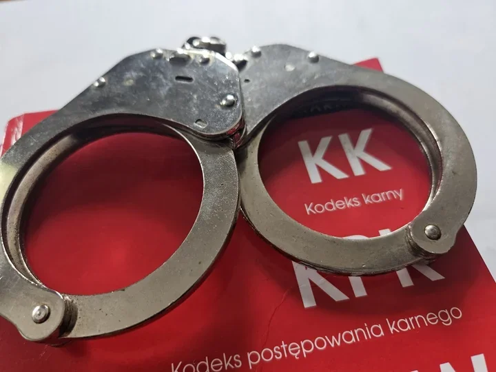 Patrol złapał sprawcę chwilę po zniszczeniu drzwi akademika w Zielonej Górze