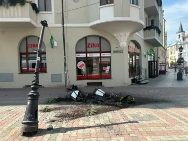Dostawczy bus zniszczył latarnię na deptaku. Kierowca dostał 2000 zł