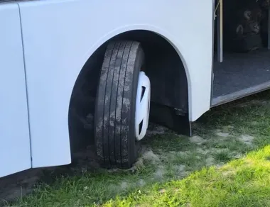 Niesprawny autokar miał zabrać dzieci na wycieczkę - policja zatrzymała dowód