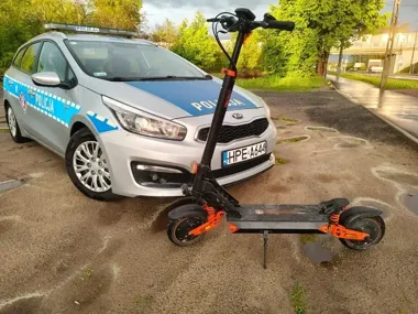 13-latek wjechał hulajnogą pod Renault. Miał kask i uprawnienia