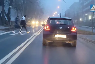 Mgła, deszcz i oślepiające słońce. Policja ostrzega kierowców