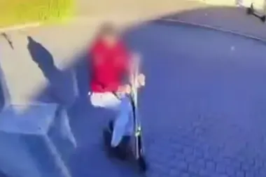 54-latek na hulajnodze zderzył się z autobusem - wszystko nagrały kamery