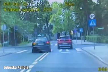 W centrum Zielonej Góry kamera nagrała kierowcę Audi na zakazanym manewrze