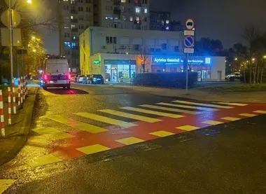 84-latek potrącił na przejściu - 75-latka z złamanymi żebrami w szpitalu