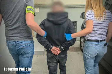 BMW spod warsztatu odnalezione po kilku godzinach - zatrzymano dwóch mężczyzn