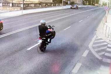 Ten sam motocyklista wpadł dwa razy w jeden dzień - najpierw na jednym kole, potem 66 km/h za szybko