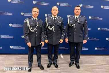 Dwaj zielonogórscy policjanci nagrodzeni za wejście do płonącego domu