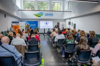 W sali konferencyjnej z logo „Lubuskie Warte zachodu” odbywa się spotkanie „Cyber Lubuskie – świadomi w necie 2” z udziałem publiczności siedzącej przed ekranem