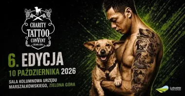 Plakat promujący 6. edycję Charity Tattoo Convent w Zielonej Górze, na którym umięśniony mężczyzna z tatuażami psów na ramieniu trzyma małego brązowego psa.