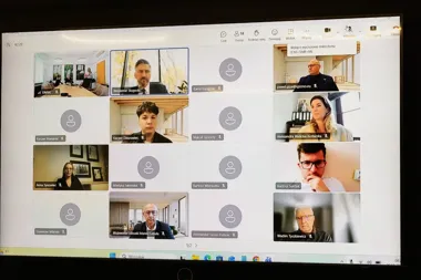Ekran komputera wyświetla wideokonferencję Microsoft Teams z udziałem kilkunastu osób, w tym przedstawiciela urzędu wojewódzkiego.