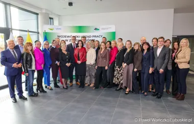 Grupa osób pozuje do pamiątkowego zdjęcia podczas uroczystości otwarcia Wojewódzkiego Urzędu Pracy w Zielonej Górze.