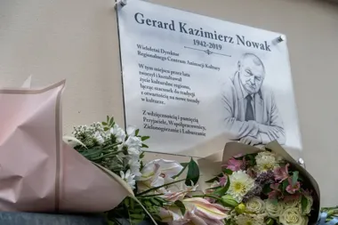 Tablica pamiątkowa poświęcona Gerardowi Kazimierzowi Nowakowi, wieloletniemu dyrektorowi Regionalnego Centrum Animacji Kultury, umieszczona na ścianie budynku,