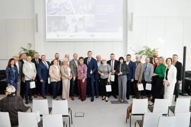 Grupa osób pozuje do pamiątkowego zdjęcia podczas konferencji o pożyczkach unijnych dla JST i biznesu w województwie lubuskim.
