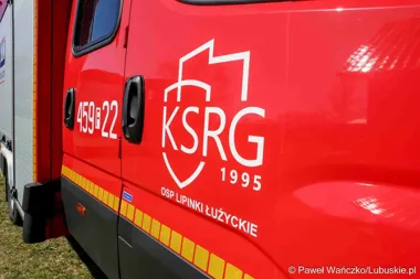 Fragment czerwonego wozu strażackiego OSP Lipinki Łużyckie z oznaczeniem KSRG 1995 i numerem 459[E]22.