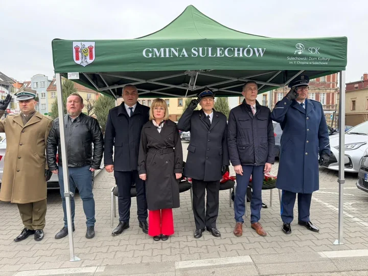 Katyń wrócił do Sulechowa w ciszy pod pomnikiem Chwały Oręża Polskiego