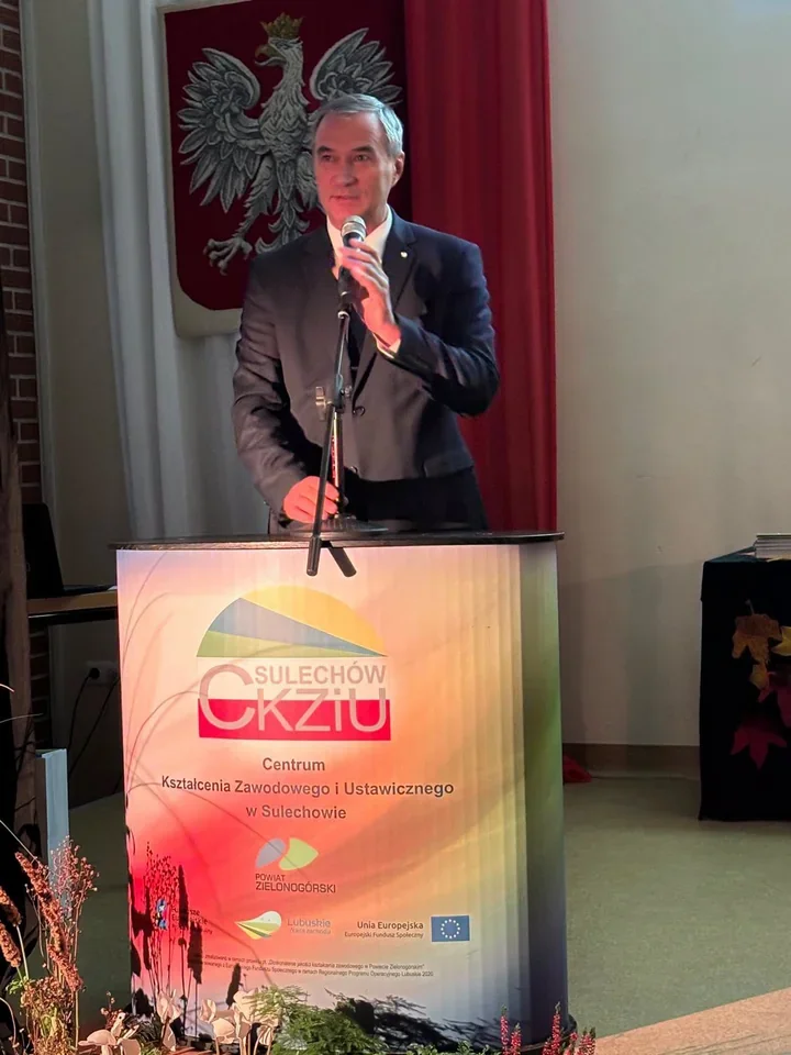 Czternaście osób nagrodzonych za pracę w powiatowej oświacie
