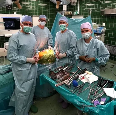 Tytanowy implant z dokładnością do 0,1 mm. Pacjent ma znów zacząć chodzić